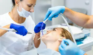 Pacjentka u dentysty. Czy skaling boli? Zespół stomatologiczny dba o komfort pacjentki podczas zabiegu.