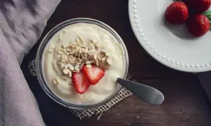 Jogurt z płatkami owsianymi i truskawkami. Idealny posiłek, kiedy można jeść po wyrwaniu zęba - delikatny i pożywny.