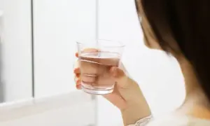 Jak płukać jamę ustną wodą utlenioną, aby uniknąć podrażnień?