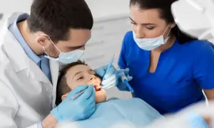 Chłopiec u dentysty. Czy do dentysty potrzebne jest skierowanie? Zależy od placówki, ale często nie.