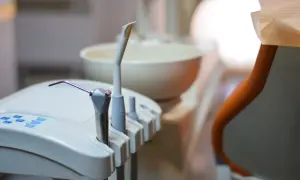 Ile godzin trzyma znieczulenie u dentysty? Czego się spodziewać?