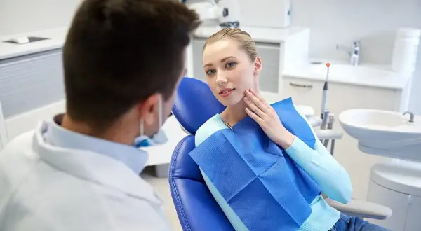 Pacjentka z zespołem Ehlersa-Danlosa konsultuje się z dentystą w sprawie problemów z zębami.