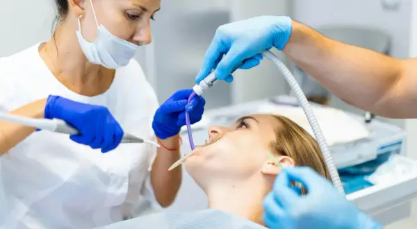 Pacjentka u dentysty. Czy skaling boli? Zespół stomatologiczny dba o komfort pacjentki podczas zabiegu.