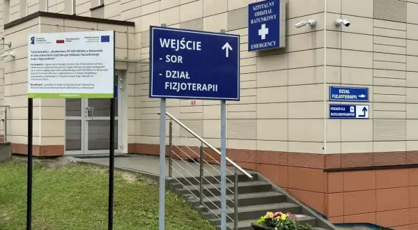 Wejście do SOR i Działu Fizjoterapii w Rzeszowie. Dziś ostry dyżur czeka na pacjentów.