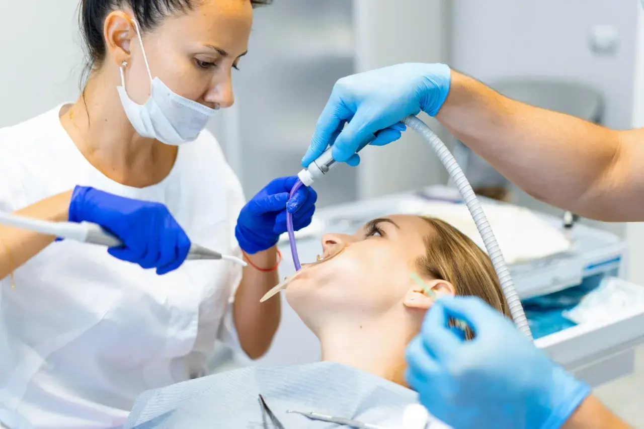 Pacjentka u dentysty. Czy skaling boli? Zespół stomatologiczny dba o komfort pacjentki podczas zabiegu.