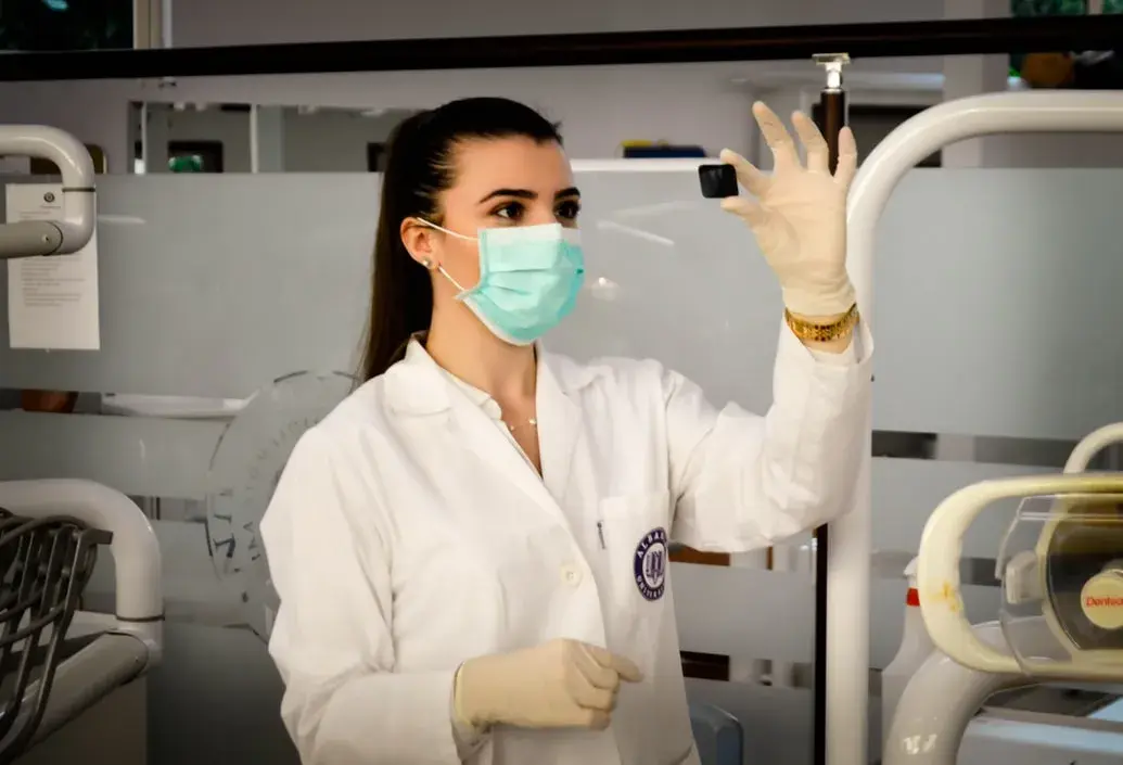 Jak zwracać się do dentysty, aby uniknąć niezręcznych sytuacji?
