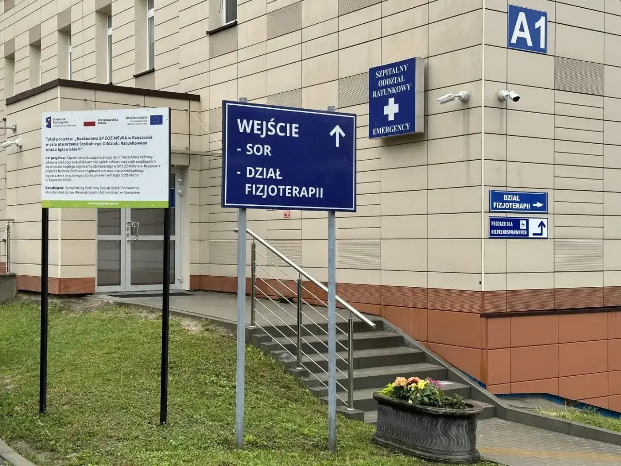 Wejście do SOR i Działu Fizjoterapii w Rzeszowie. Dziś ostry dyżur czeka na pacjentów.