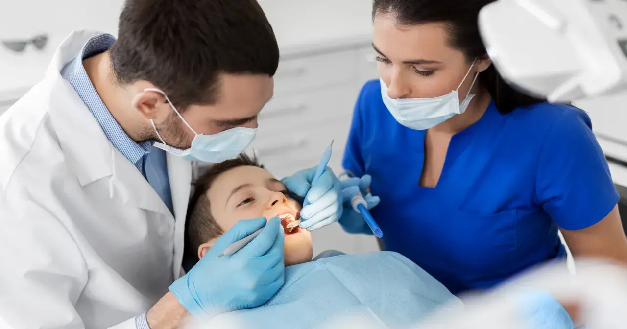 Chłopiec u dentysty. Czy do dentysty potrzebne jest skierowanie? Zależy od placówki, ale często nie.