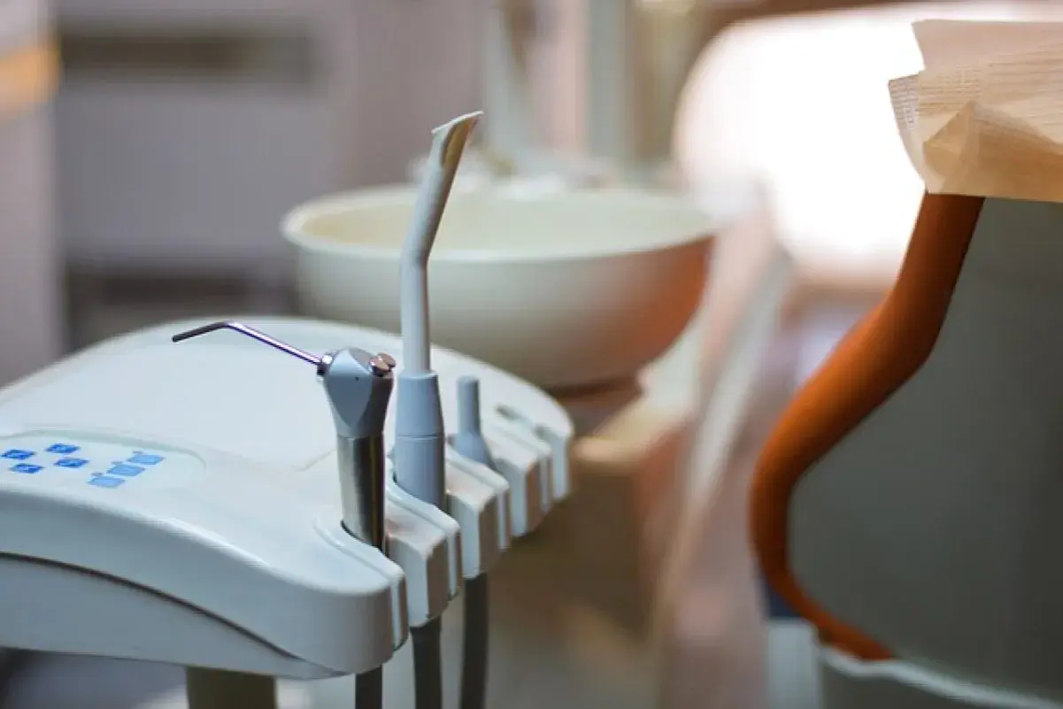 Ile godzin trzyma znieczulenie u dentysty? Czego się spodziewać?