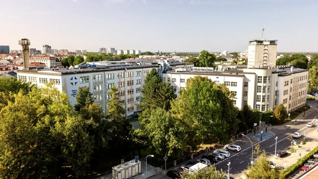 Szpital Wojewódzki w Rzeszowie, gdzie dziś działa ostry dyżur, otoczony zielenią.
